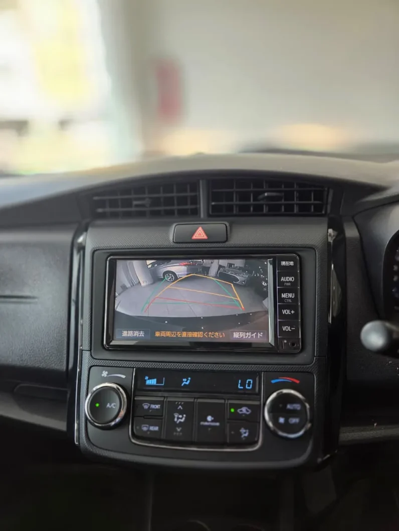 
								Toyota Corolla Axio Hybrid 2019 full									