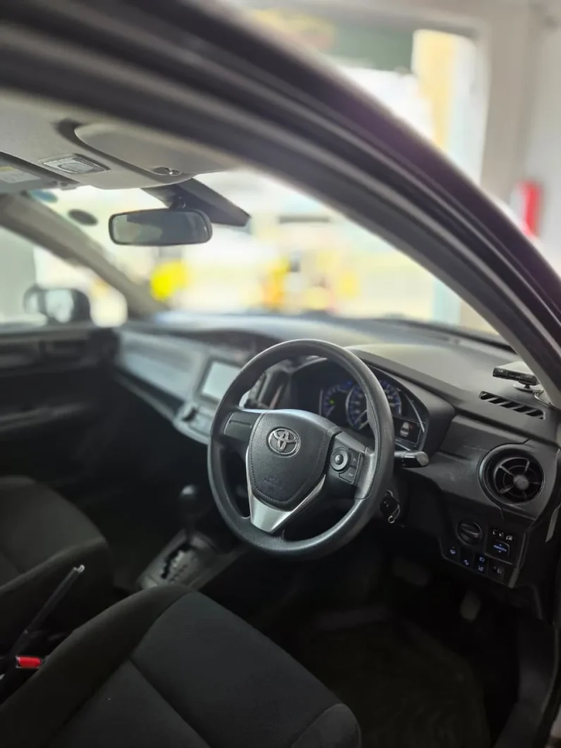 
								Toyota Corolla Axio Hybrid 2019 full									