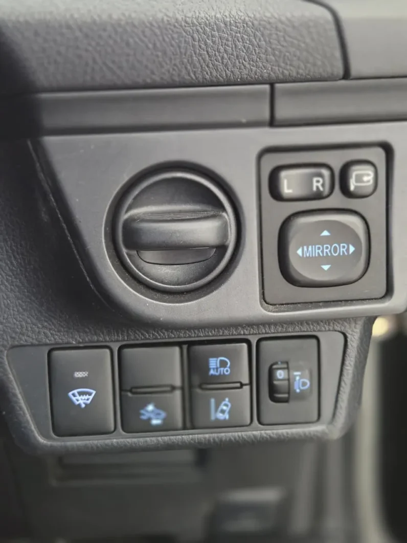 
								Toyota Corolla Axio Hybrid 2019 full									