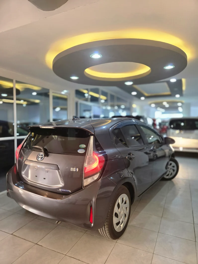 
								Toyota Aqua Hybrid 2018 full									