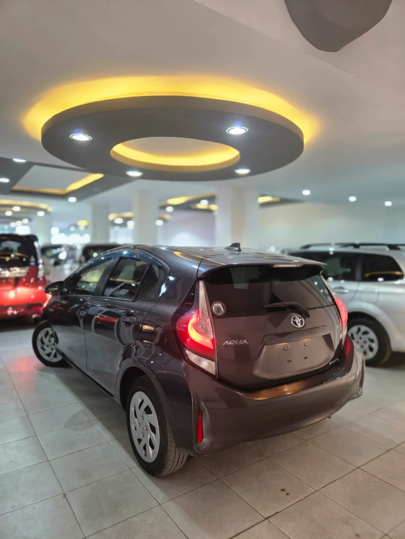 
								Toyota Aqua Hybrid 2018 full									