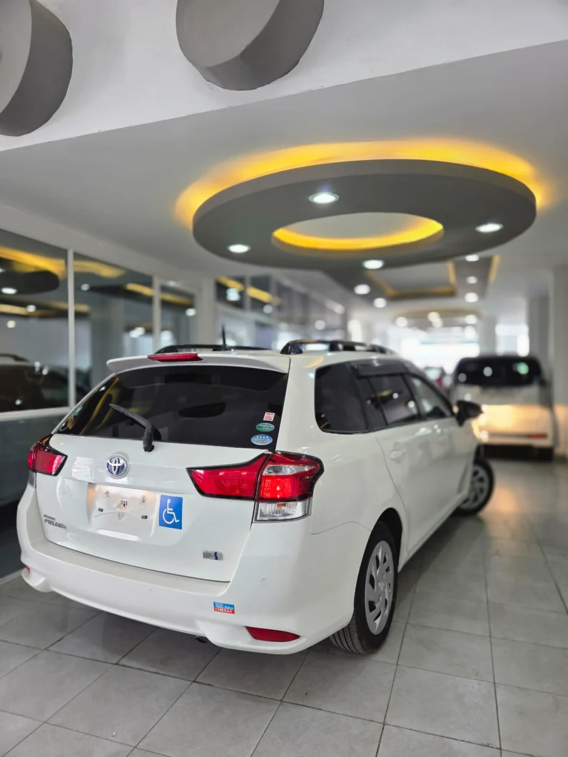 
								Toyota Corolla Fielder Hybrid 2018 full									