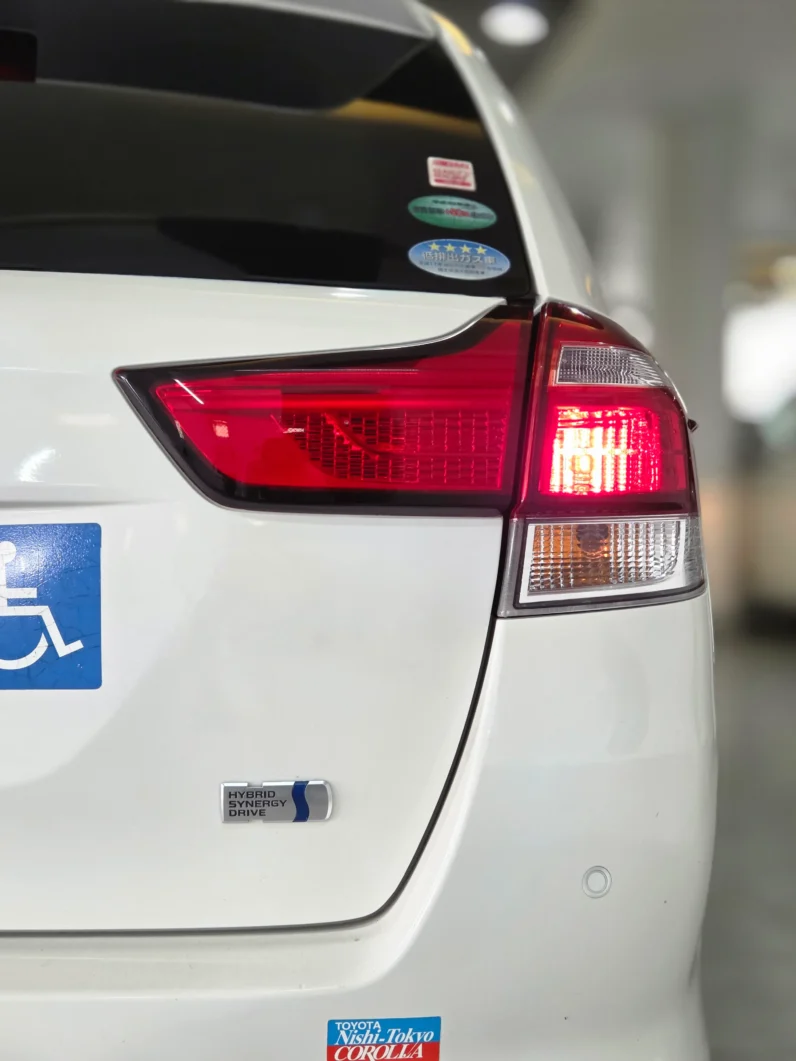 
								Toyota Corolla Fielder Hybrid 2018 full									