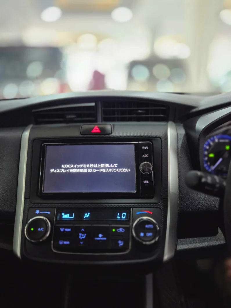 
								Toyota Corolla Fielder Hybrid 2018 full									