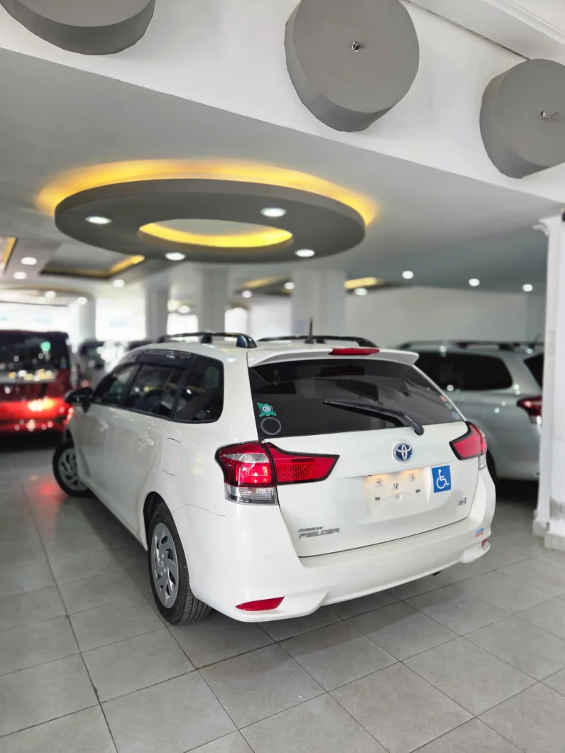 
								Toyota Corolla Fielder Hybrid 2018 full									