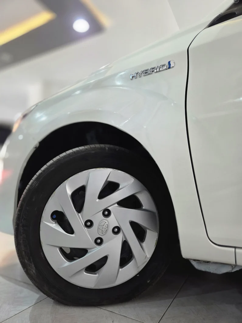 
								Toyota Corolla Fielder Hybrid 2018 full									