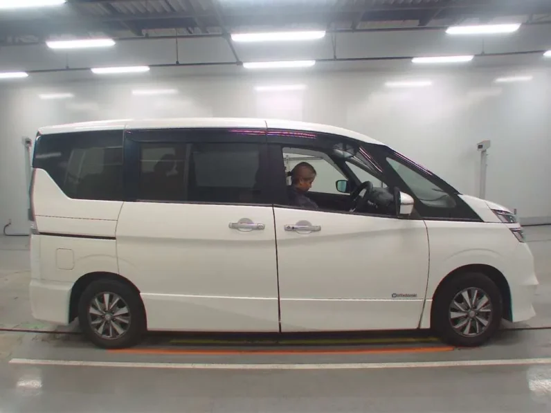 
								Nissan Serena E-Power 2019 Highway Star full									