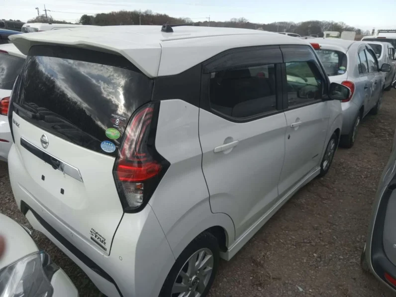 
								Nissan Dayz Highway Star 2020 S-Hybrid full									