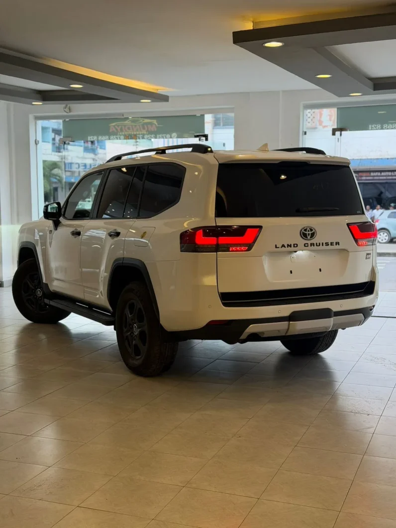 
								Toyota Land Cruiser LC300 GR 2021 Diesel full									