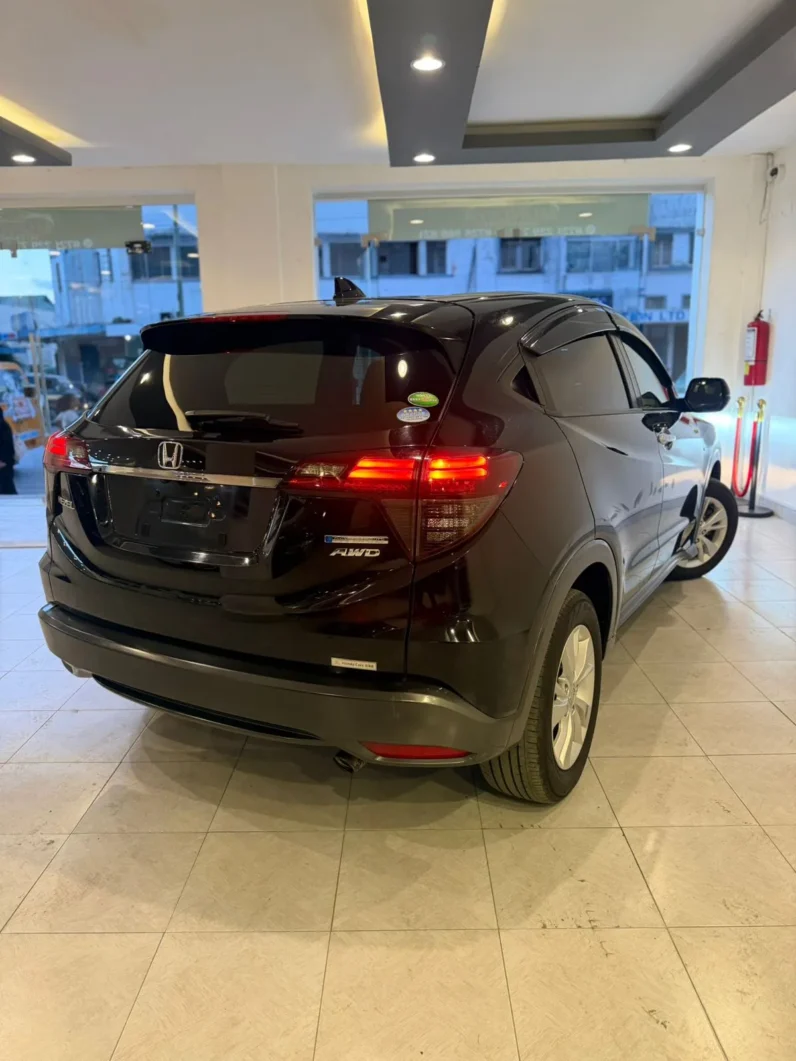 
								Honda Vezel Hybrid AWD 2019 full									