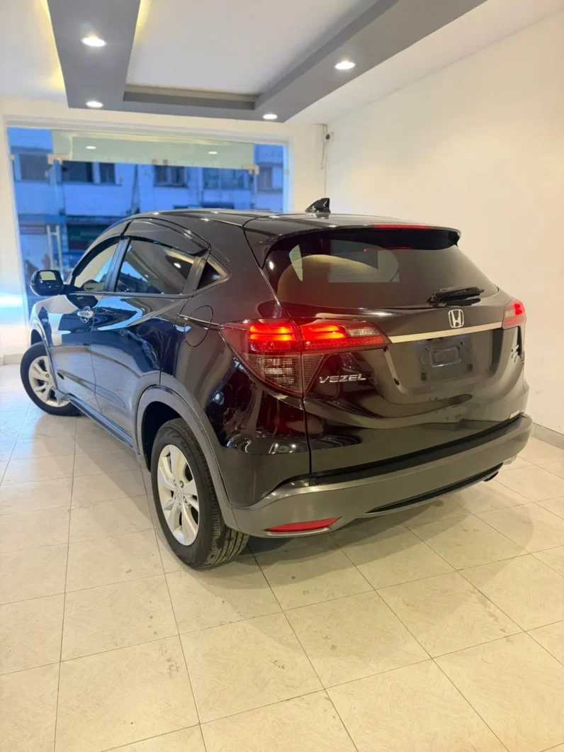 
								Honda Vezel Hybrid AWD 2019 full									