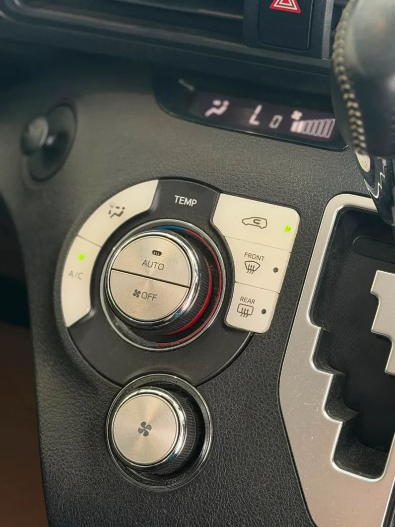 
								Toyota Sienta Hybrid 2019 G full									