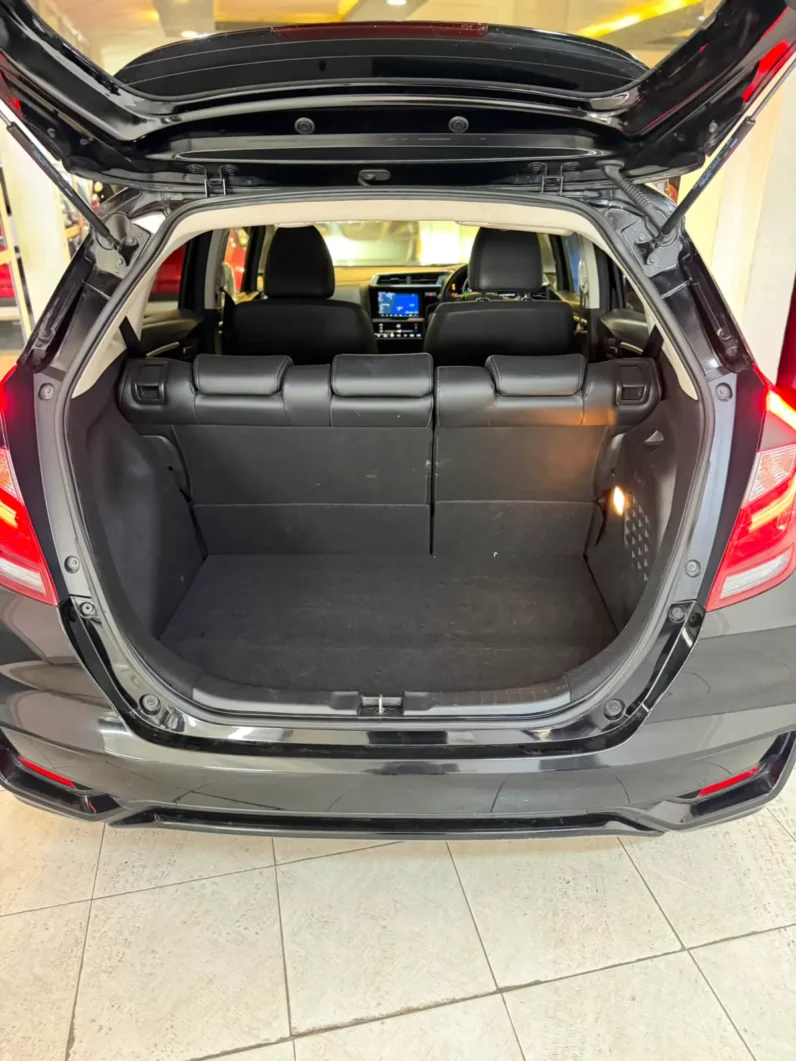 
								Honda Fit Hybrid 2019 L Honda Sensing full									
