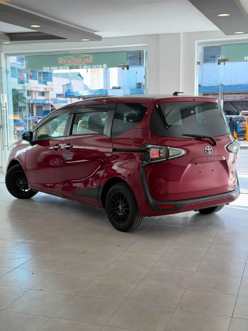 
								Toyota Sienta Hybrid 2019 G full									