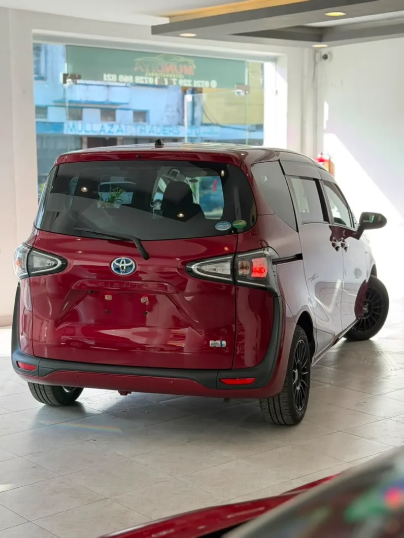 
								Toyota Sienta Hybrid 2019 G full									
