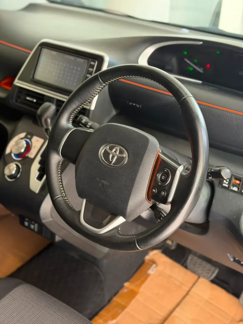 
								Toyota Sienta Hybrid 2019 G full									