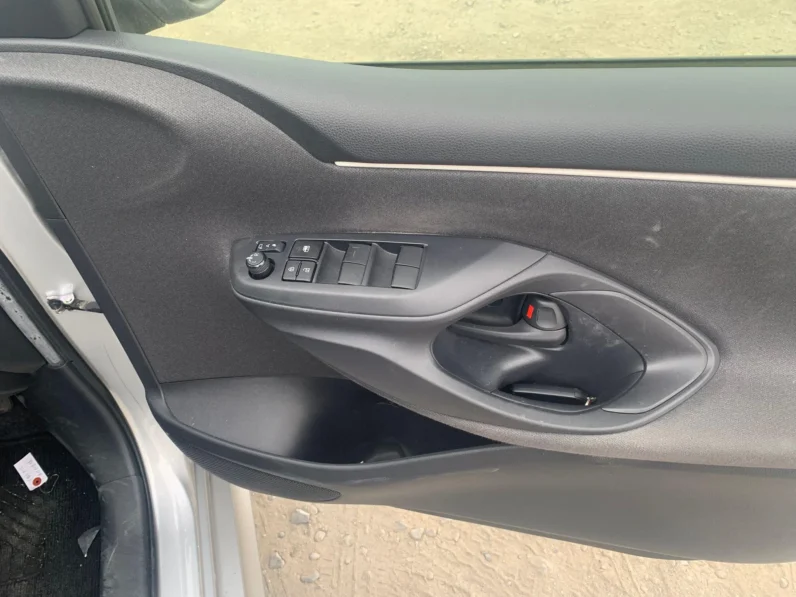 
								Toyota Yaris Hybrid 2020 full									