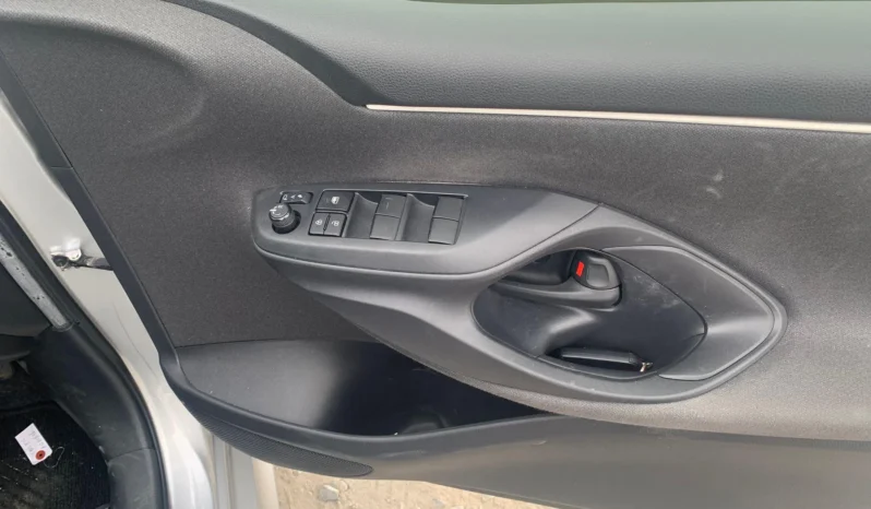 
								Toyota Yaris Hybrid 2020 full									