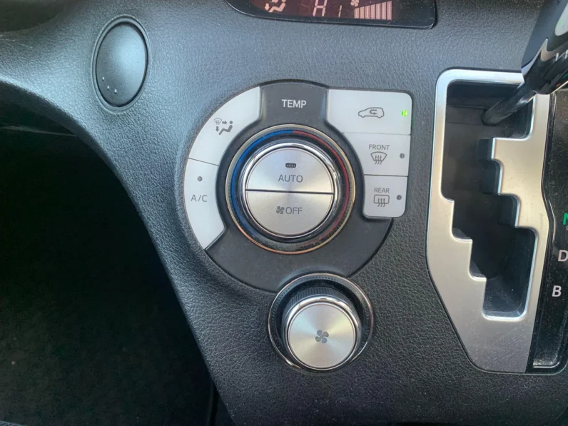 
								Toyota Sienta Hybrid 2019 G full									