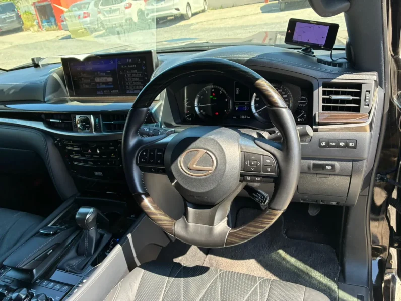 
								Lexus LX570 2020 Black Sequence Si full									