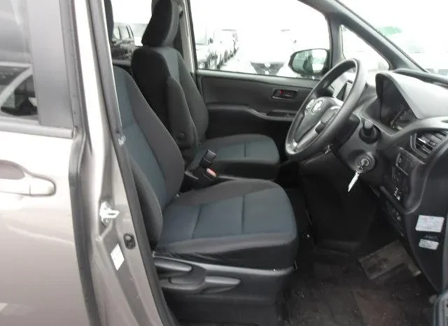 
								Toyota Noah 2019 2WD 8 Seater full									