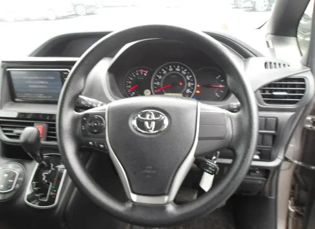 
								Toyota Noah 2019 2WD 8 Seater full									