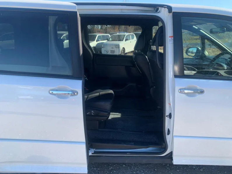 
								Toyota Noah WXB Non hybrid 2019 full									
