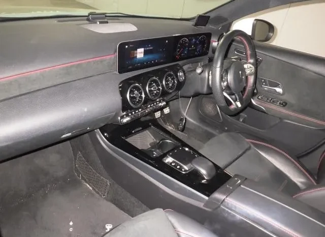 
								Mercedes Benz A180 2019 AMG Line with Sunroof full									