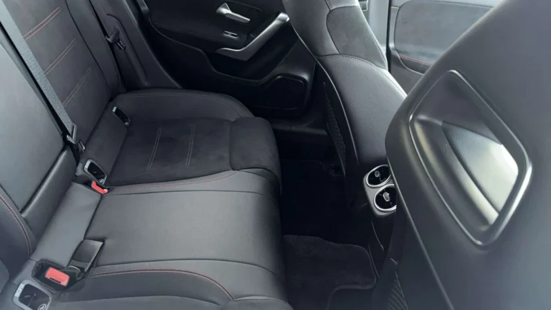
								Mercedes Benz A180 2019 AMG Line full									