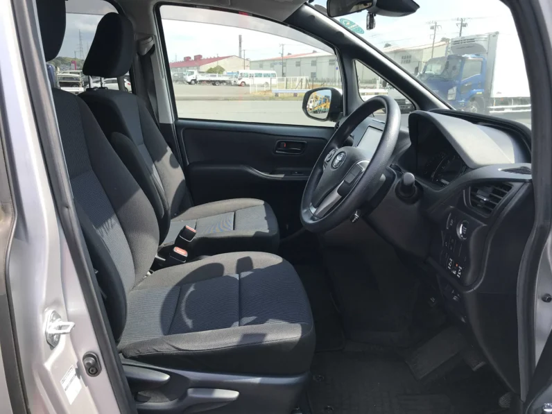 
								Toyota Noah 2019 X 8 Seater full									