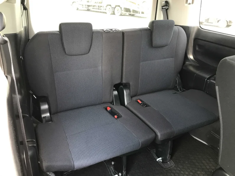 
								Toyota Noah 2019 X 8 Seater full									