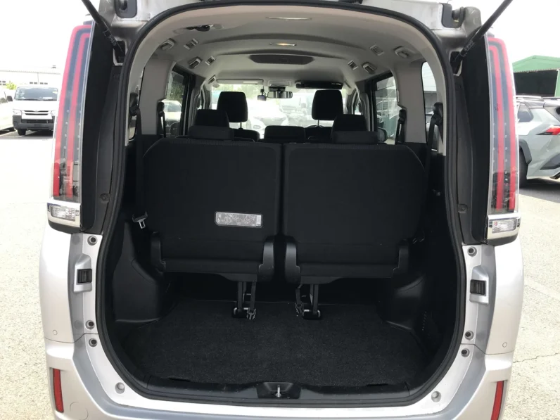 
								Toyota Noah 2019 X 8 Seater full									