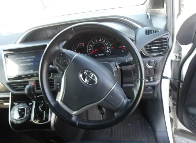 
								Toyota Voxy 2019 ZS Kirameki full									