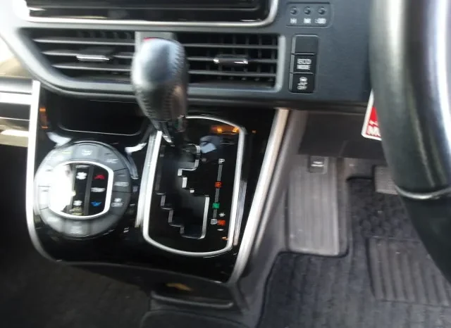 
								Toyota Voxy 2019 ZS Kirameki full									